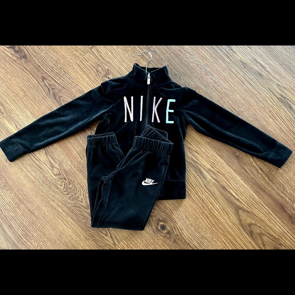 Nike girls size 5-6Y velvet soft set 💕